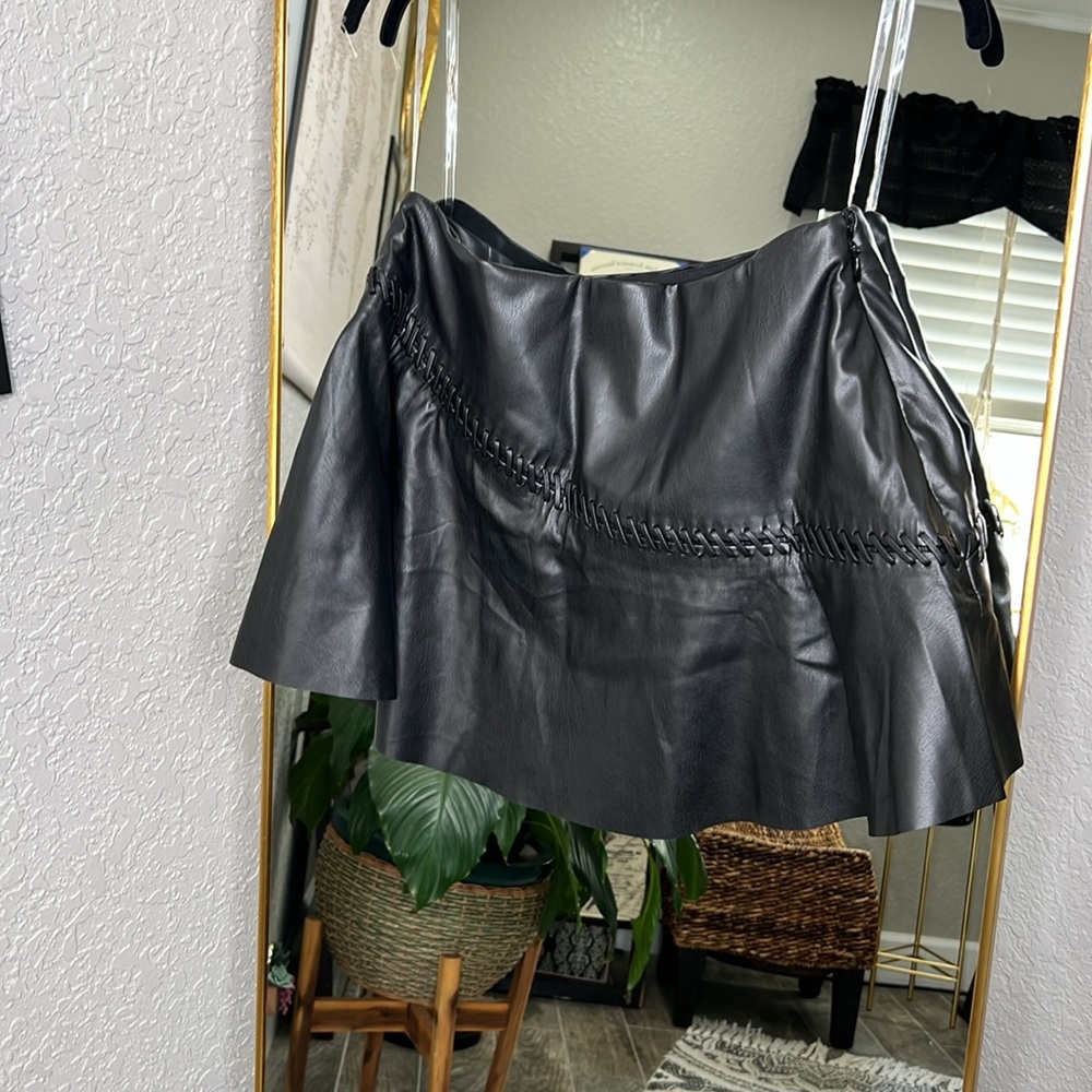 HOUSE OF CB 'Nova' Black Vegan Leather Mini Skirt NWOT - Picture 8 of 8